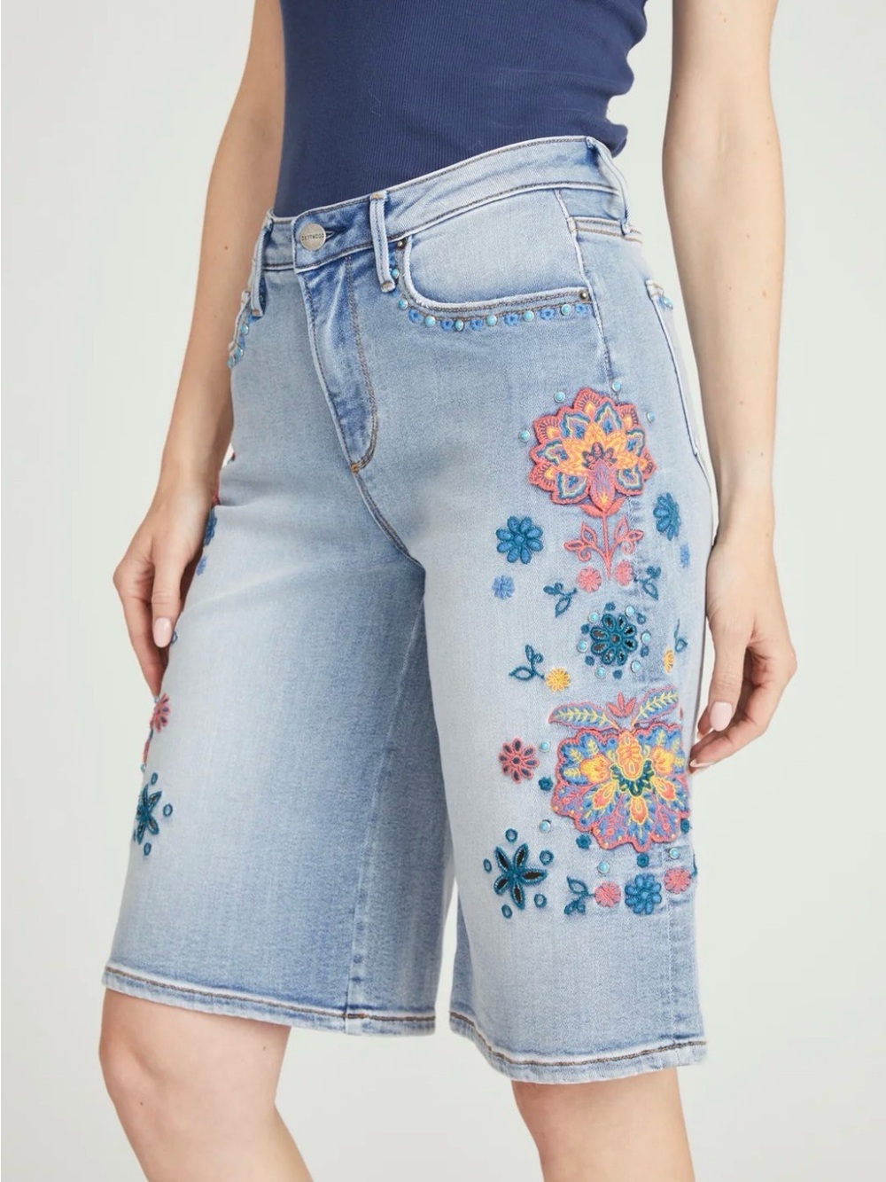 Brand new never been worn driftwood Heather shorts in Orangia embroidery size 26